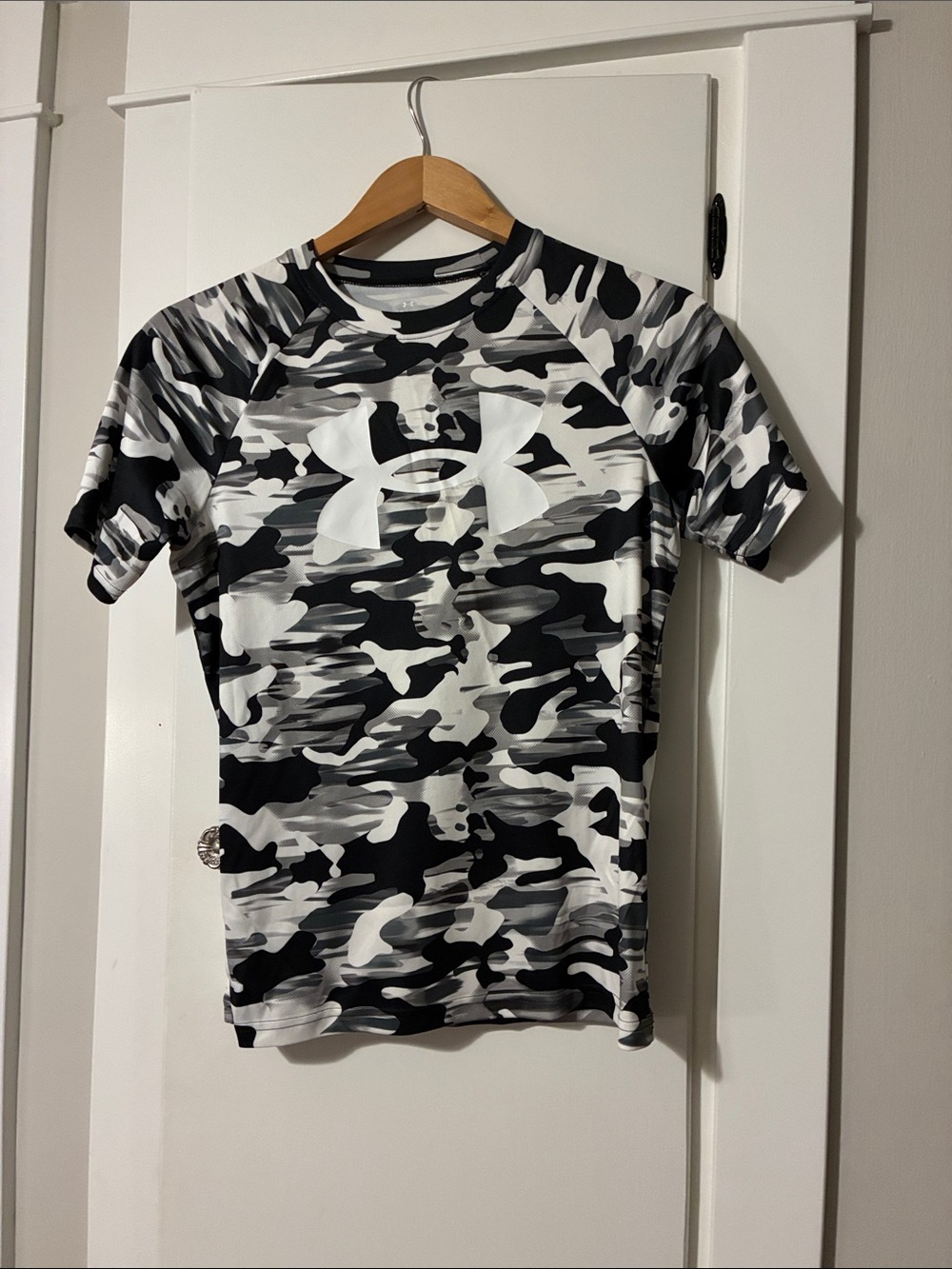Under Armour boys Black & White Camo Performance Tee
